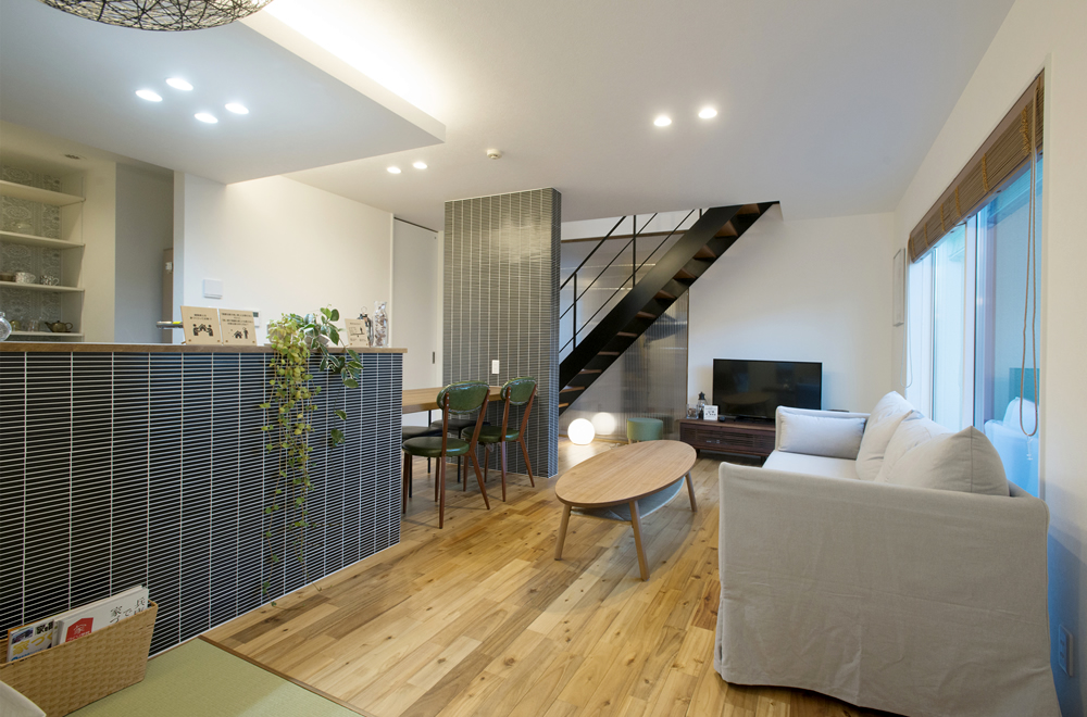 視覚的な広がりを意識したリビング