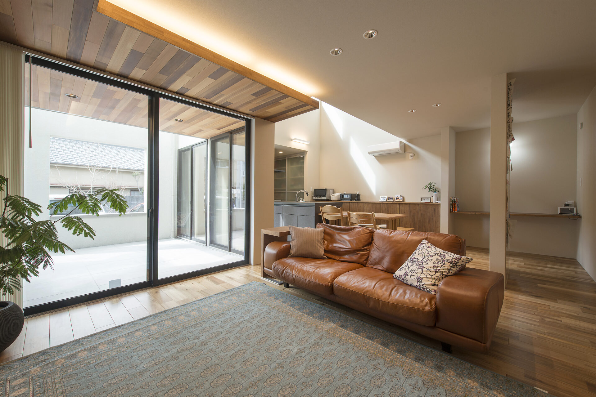 中庭でプライベートと開放感を叶えた家