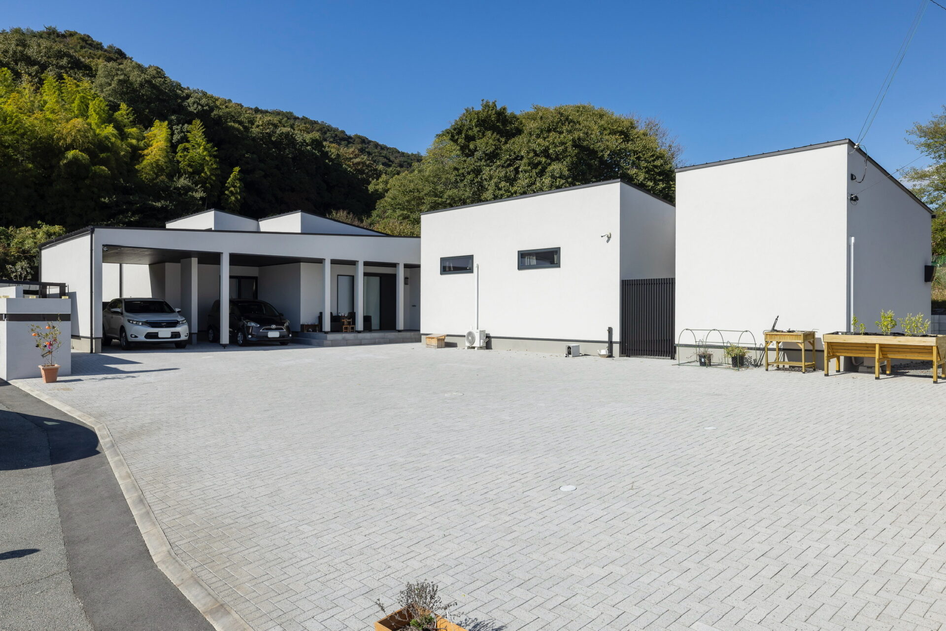 風景を庭に取り込む、余白のある平屋